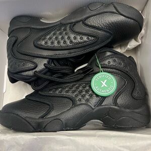 Air Jordan OG Triple Black Noir.  Women’s size 7. Never worn. Verified.